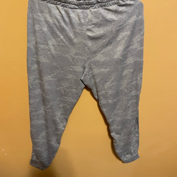 Vuori Light Gray Women's Jogger Pants - Picture 5 of 7